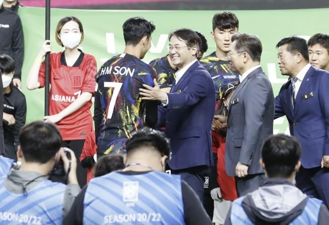 2022년 9월 23일 하나은행 초청 축구 국가대표팀 평가전(대한민국 vs. 코스타리카)에 앞서 이동환 고양시장이 손흥민 선수와 인사를 나누고 있다.
