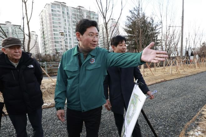 4일 수지구 죽전동 미세먼지 차단숲 조성 현장을 방문한 이상일 용인특례시장이 현장점검을 하고 있다