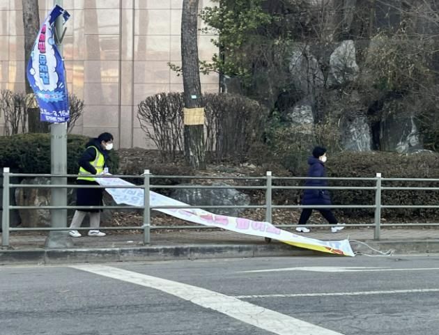 불법현수막 시민수거단의 활동 모습