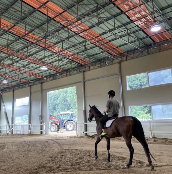 지난해 용인특례시 '학생승마체험'에 참가해 승마 체험을 받고 있는 모습