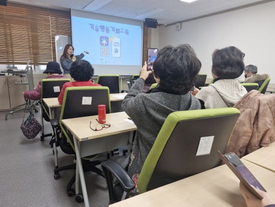 “어르신의 기후행동 기회소득 참여 도와드립니다”…경기도, 9월까지 방문 교육 실시