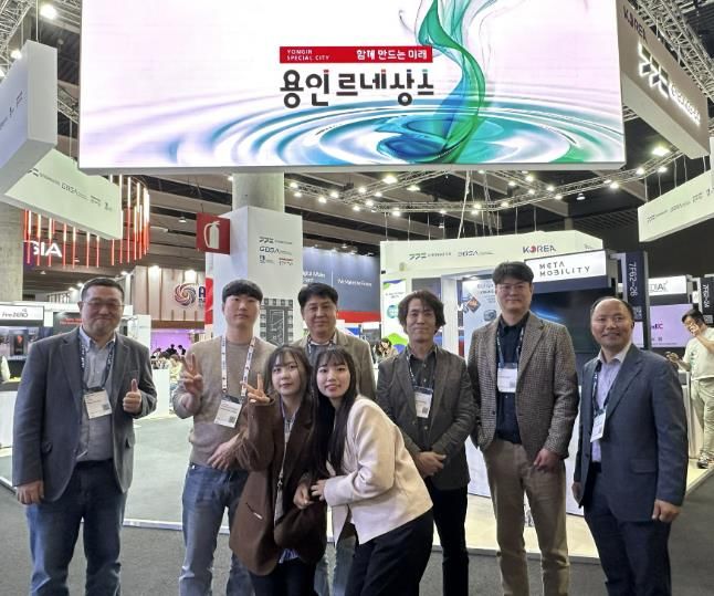MWC 2025 용인특례시관 참가 기업 관계자 단체사진
