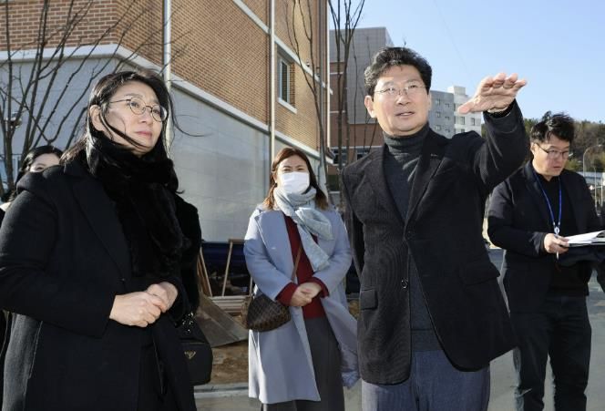 지난달 20일 이상일 용인특례시장이 처인초중통합학교를 방문해 시설과 환경을 점검하는 모습
