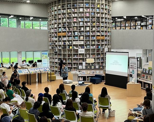 성복도서관의 작가강연 프로그램 현장 모습