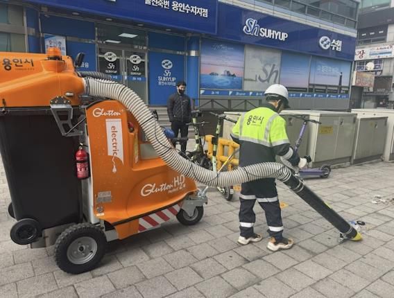 용인특례시는 수지구 풍덕천동 상가밀집지역에 친환경 거리 진공청소기 1대를 배치해 시범 운영을 시작했다