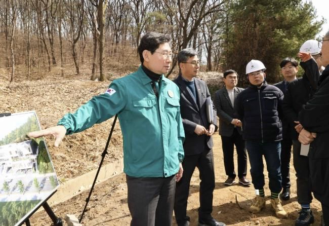 이상일 용인특례시장이 동백1동 행정복지센터 신축 현장을 방문에 공사 상황을 점검하고 있다.