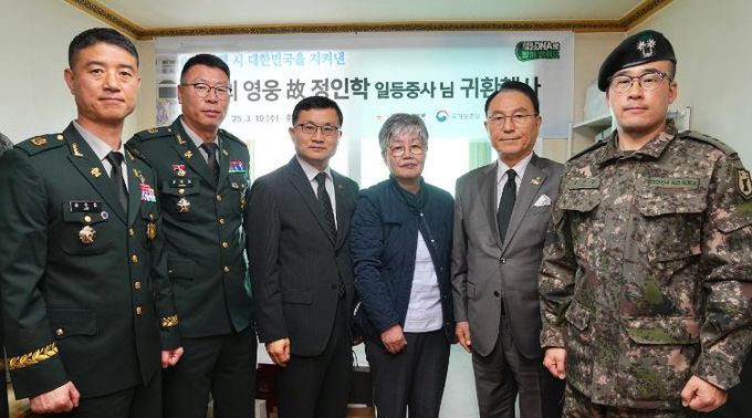 호국영웅 귀환행사-19일 박상돈 천안시장이 직산읍 소재 유가족 자택에서 고 정인학 일등중사 귀환행사에 참석해 고인의 여동생 정병숙 씨에게 표창패를 수여했다.