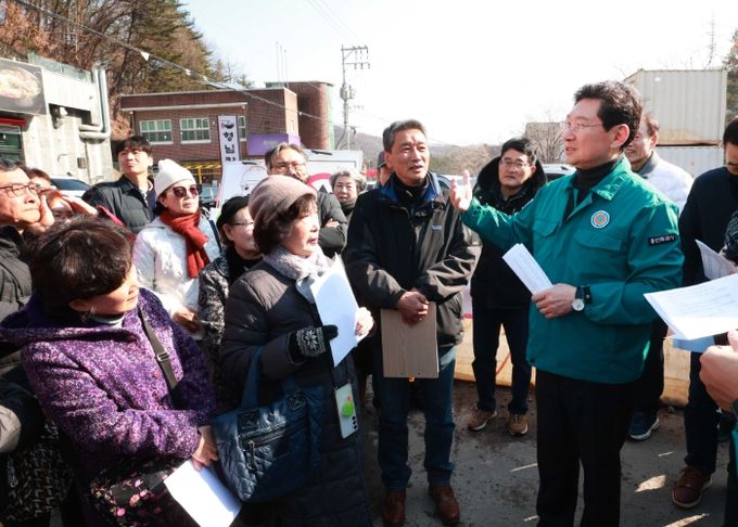 19일 고기동에서 이상일 용인특례시장이 주민들의 건의사항을 청취하고 있다