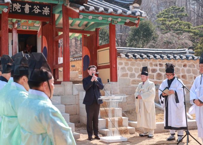 이상일 용인특례시장이 19일 수지구 상현동 심곡서원에서 열린 춘계향사에 참석해 인사말을 하고 있다.