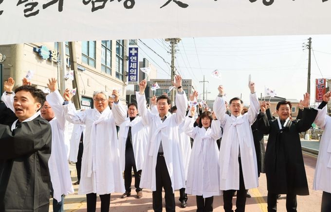 용인특례시는 22일 오전 처인구 원삼면 이음센터 야외무대에서 106년 전 일어났던 용인 3·21 만세운동 기념하는 행사를 열었다.