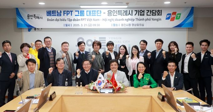 21일 시청 영상회의실에서 류광열 제1부시장과 응우옌 반 코아 FPT그룹 대표이사 등 간담회 참석자들이 기념사진을 찍고 있다