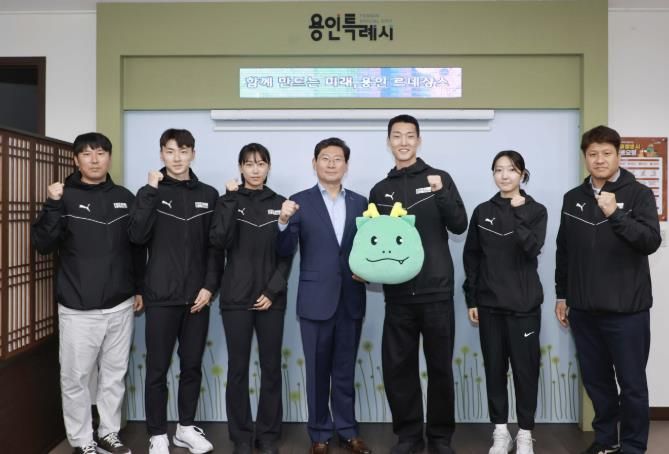 이상일 용인특례시장은 26일 시장실에서 우상혁선수와 신규 입단한 육상팀 선수를 격려했다