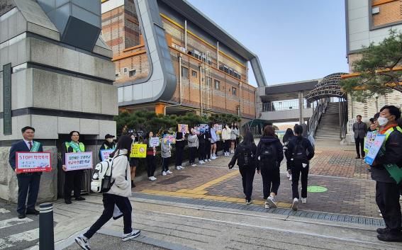 기흥구 동백3동 청소년지도위원회가 신학기를 맞아 어정중학교 앞에서 학교폭력 예방 캠페인을 실시하고 있다