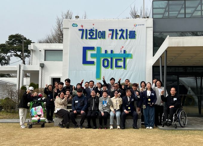 “장애인 기회소득 덕분에 체전 메달도 따고, 취업도 했어요” 경기도, 장애인 기회소득 수기 공모전 시상식 개최. 우수사례 35명 선정