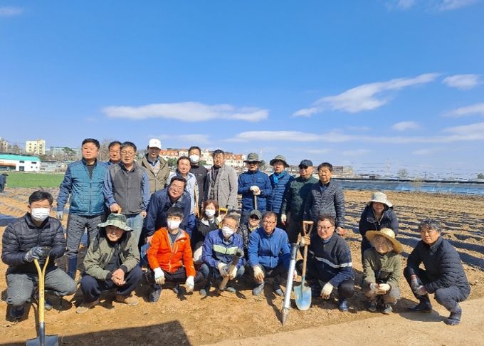 고양시 고봉동 주민자치회, 취약계층을 위한‘사랑의 감자 심기’실시