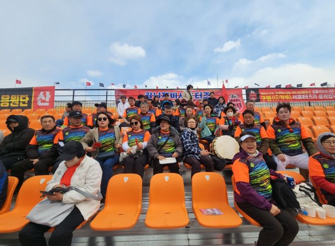 강릉시민축구단 첫 홈경기 열띤 응원으로 승리 기
