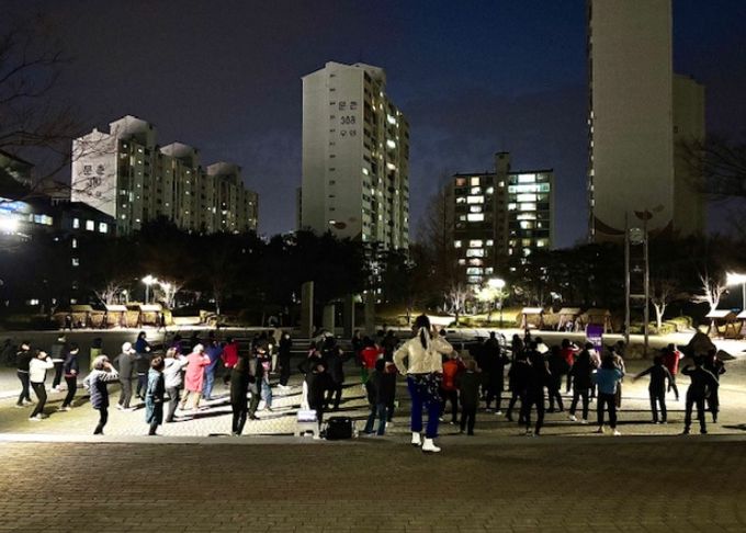 주엽동 문화공원에서 진행되는 찾아가는 신체활동 프로그램 ‘야간공원운동’