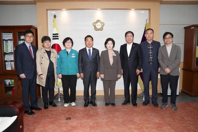 사진 좌측부터 조혁 위원, 백승기 위원, 박선의 위원, 신경철 대표위원, 전재옥 의장, 조항욱 위원, 장경후 위원, 이성현 위원