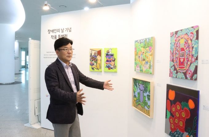 “예술에 경계는 없다” 최만식 경기도의원, 장애예술인 특별전 방문