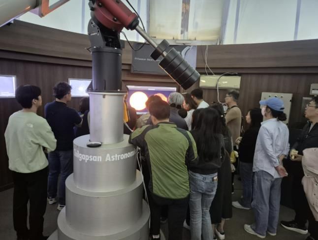 청양군 칠갑산천문대에서 방문객들이 태양관측 사진을 보는 모습