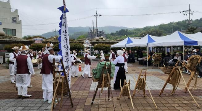 예덕상무사가 예산시장 광장에서 길놀이 공연을 선보이는 모습