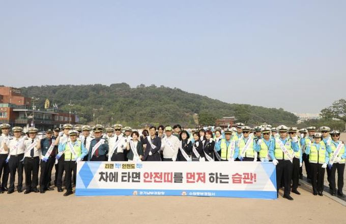 캠페인 참석자들이 단체사진을 촬영하고 있다