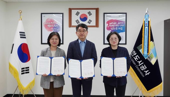 1. 천안도시공사가 천안녹색소비자연대, 천안NGO센터와 친환경 장례문화 확산을 위해 업무협약을 체결하고 있다.