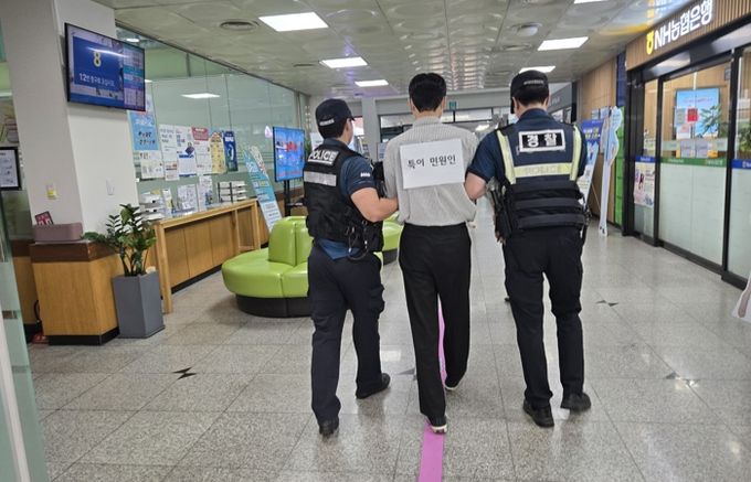 안산시 관계자들이 하반기 민원실 특이민원 비상대응 모의훈련을 진행하고 있다.