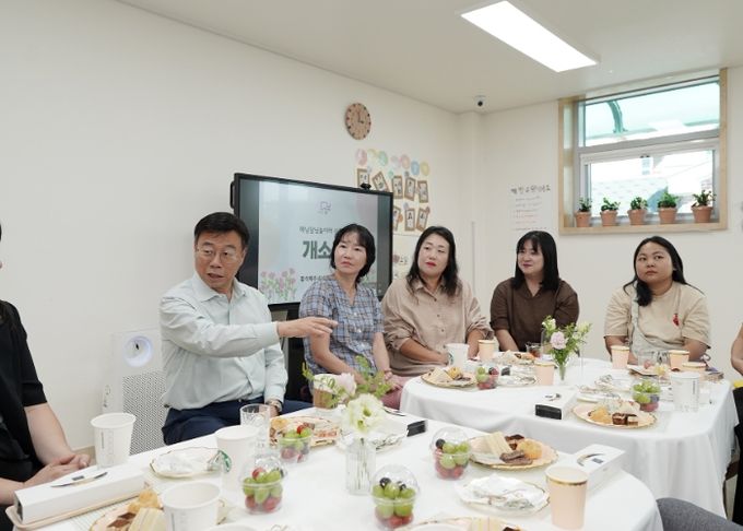 신상진 성남시장이 해님달님놀이터 신흥점 개소식에 참석한 보육관계자, 지역주민들과 소통하고 있다