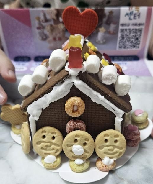 27일 프로그램 참여 아동이 만든 과자집 모습.