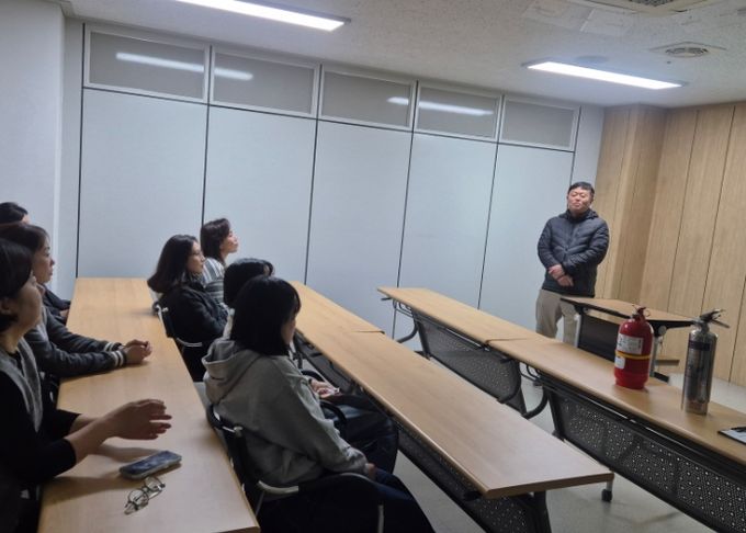 민원콜센터 직원 대상 소방훈련에 대해 설명하고 있다.