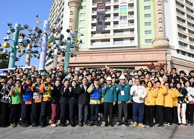 김동근 시장이 10월 28일 ‘2025년 재난대응 안전한국훈련’ 참여자들과 함께 기념사진을 찍고 있다.