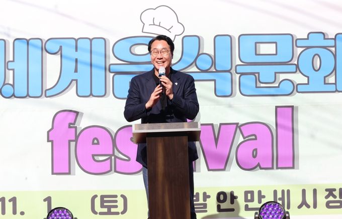정명근 화성특례시장이 페스티벌 개최 축하 인사말을 전하고 있다.