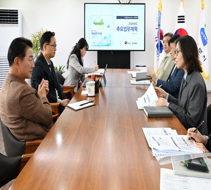 김동근 시장이 ‘2026년 주요업무계획 보고회’를 진행하고 있다.