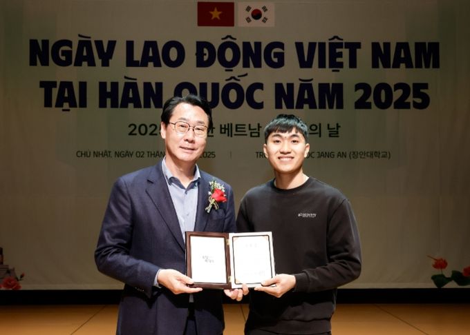 정명근 화성특례시장이 수상자와 함께 기념촬영을 하고있다