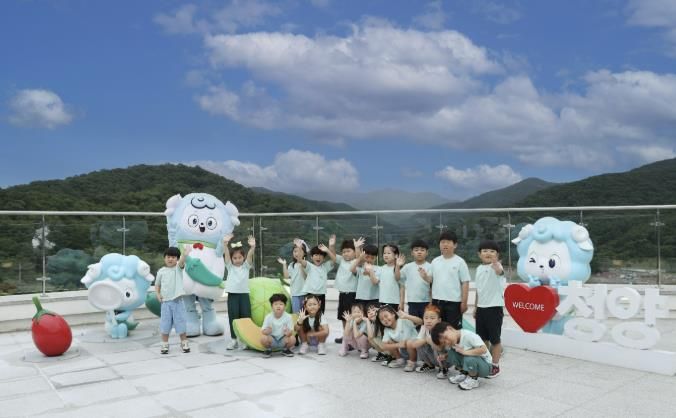 칠갑타워 개장 전 시범 방문한 청양어린이집 어린이들 단체사진