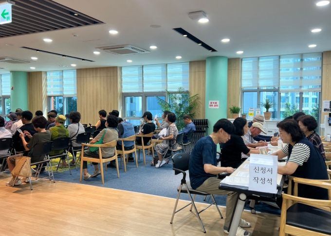 7월 퇴계원읍에서 봉사자들이 원활한 운영을 위한 봉사활동을 펼치고 있다.