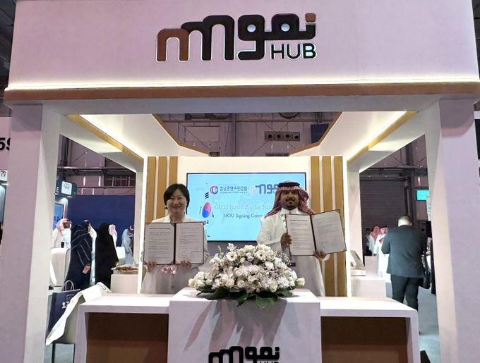 사우디 리야드 ‘BIBAN 2025’ 현장에서 진행된 충남콘텐츠진흥원–느무헙(NmoHub) 업무협약(MOU) 체결식