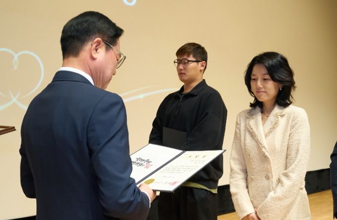 1. 김석필 천안시장 권한대행 부시장이 10일 김소정 씨에게 다자녀 모범가정 충청남도지사 표창을 전달하고 있다.