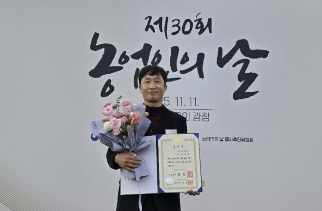 지난 11일 제30회 농업인의 날 기념식에서 김세태 대표가 식량산업 발전에 기여한 공로를 인정받아 국무총리 표창을 수여받았다.