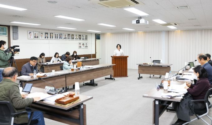 안산시의회가 17일 의회 대회의실에서 ‘2025년도 의원 연구단체 운영 심의위원회’를 개최했다.