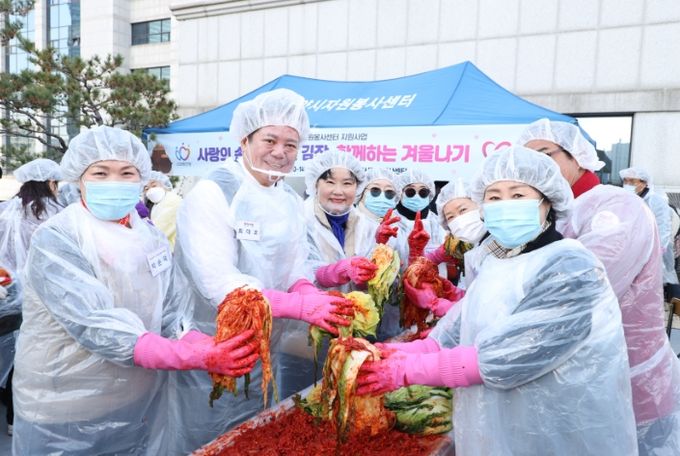 안양시자원봉사센터, ‘사랑의 손길로 담근 김장, 함께하는 겨울나기’로 나눔 실천