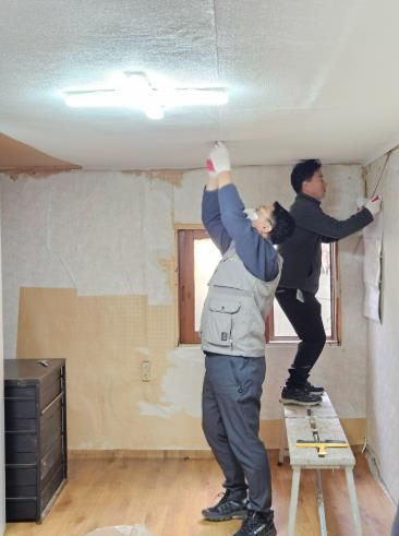 삼육식품이 천안지역 치매어르신 가정에 방문해 주거환경개선 사업을 추진하고 있다.