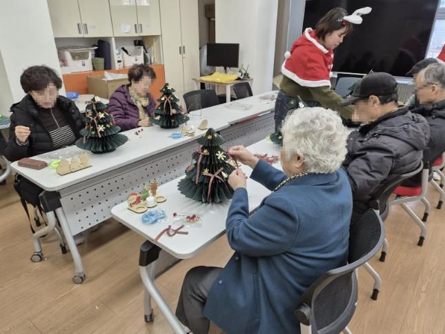 팔달구치매안심센터 프로그램 참여자들이 ‘2025년 치매안심센트 프로그램 참여자 수료식’에서 기념촬영을 하고 있다.