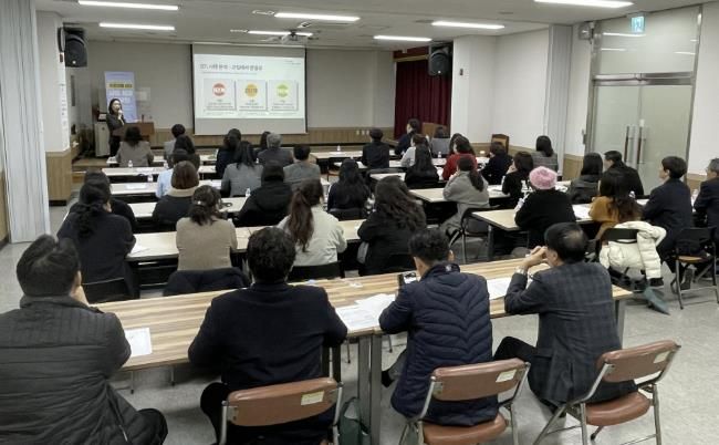 동 지역사회보장협의체 위원 등 실무자들이 2일 안산시청 대회의실에서 사회적고립예방을 위한 ‘중장년 발굴·지원 사업’ 3개년 성과 보고 간담회를 진행하고 있다.