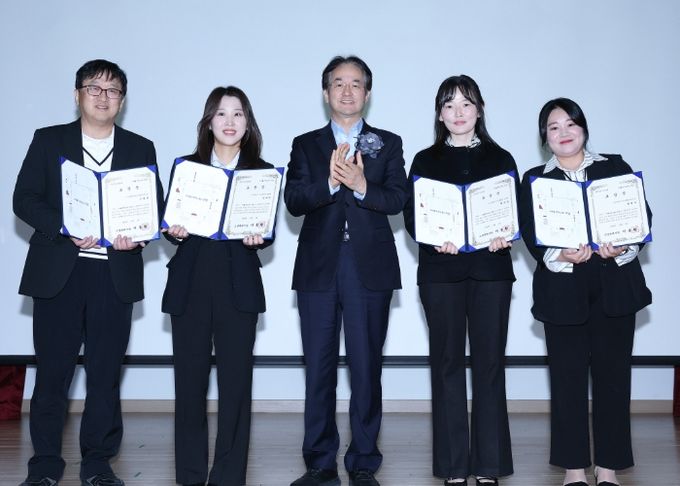 ‘2025년 사업보고회’보육유공자 표창 수상자 기념촬영