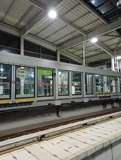 용인특례시는 용인경전철 이용객의 안전을 위해 승강장 안전문 가동문 이탈방지 가이드 슈 보강공사를 마쳤다.