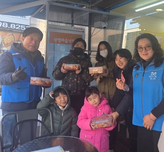 광명시 광명6동 지역사회보장협의체는 지난 5일 관내 꿈나무 어린이집 원아들이 직접 담근 김치를 마을냉장고에 기부하는나눔 행사를 진행했다.