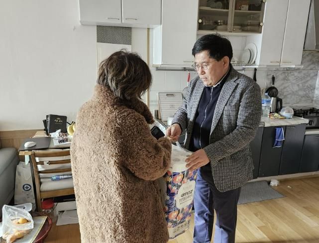 후원물품 전달하는 모습