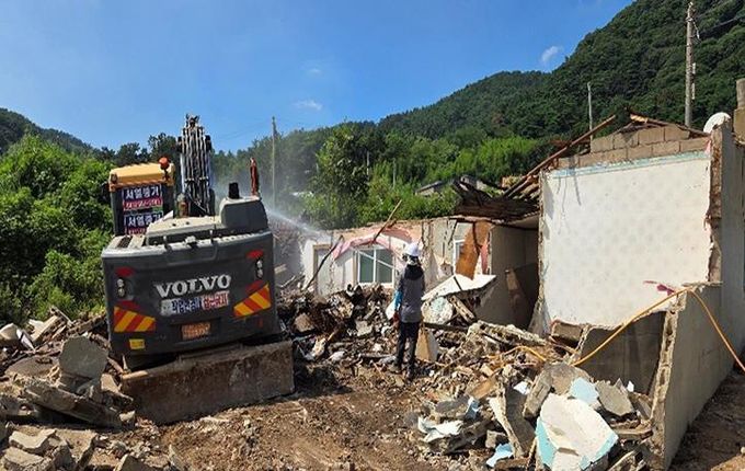 서산시가 올해 빈집 정비사업을 통해 인지면 일원 빈집을 철거하는 모습
